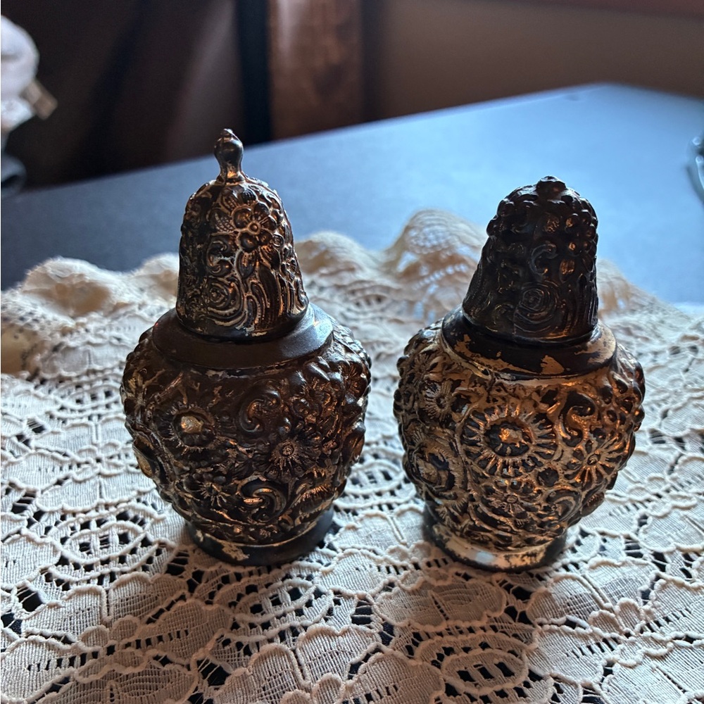 Vintage WB Mfg Co C-102 Salt & Pepper Shakers Ornate Floral